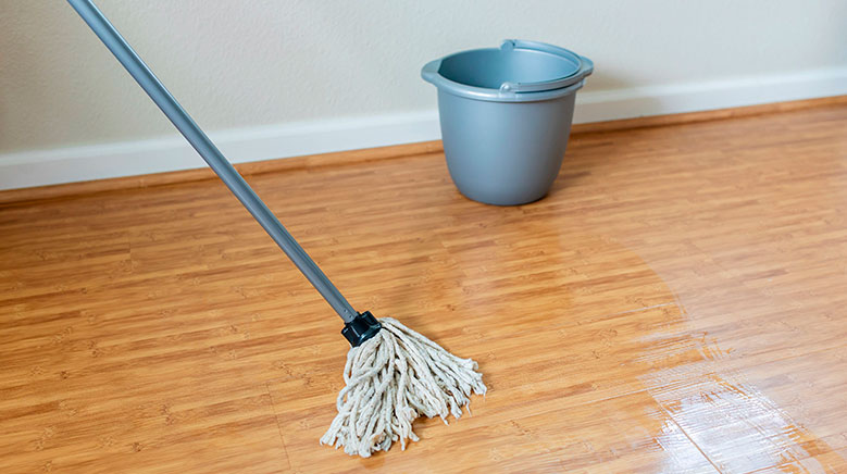 ¿Qué es mejor trapear con agua fría o agua caliente para tu hogar?